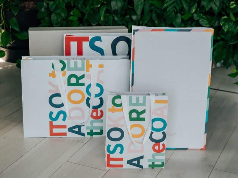 Пакети паперові з логотипом для бренду одягу The Coat фотографія