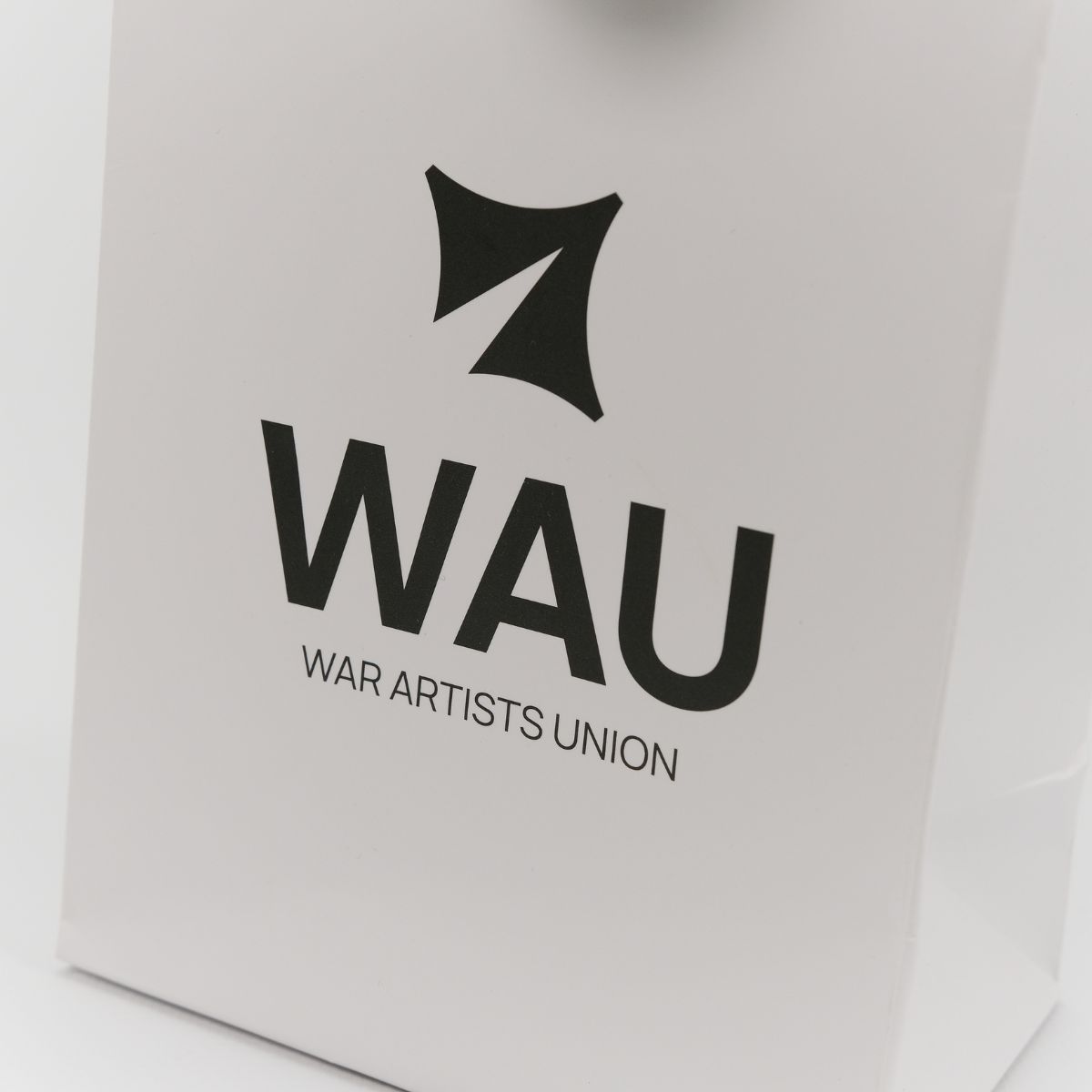 Друк логотипу на паперовому пакеті приклад фото