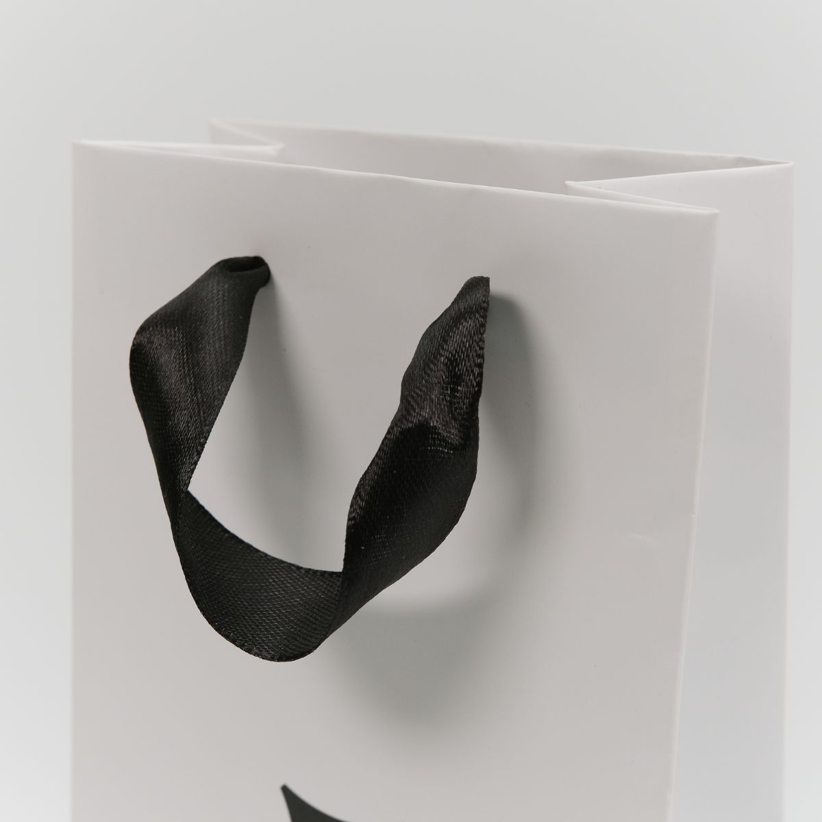 Ручки атласна стрічка на паперовому пакеті фото