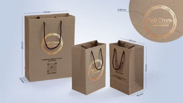 Приклад крафт пакетів з логотипом фотографія