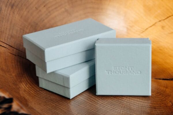 Білі картонні коробочки фотографія