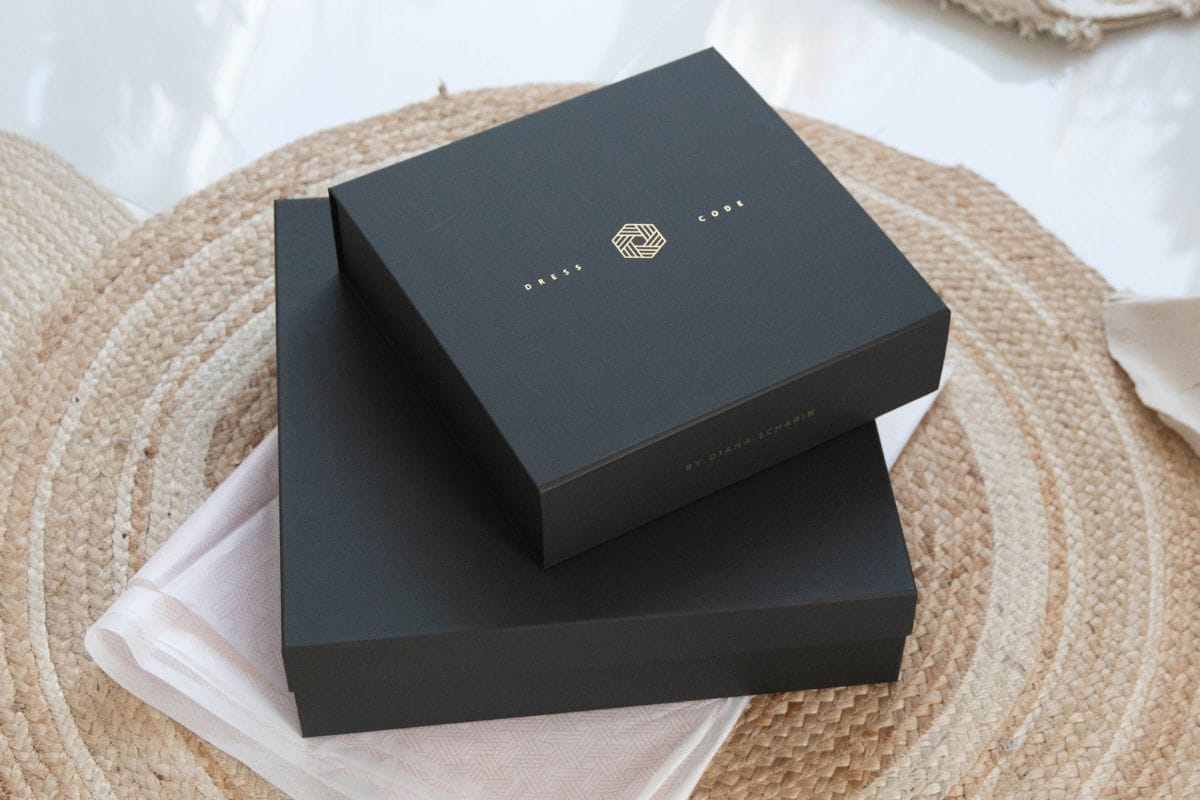 Чорні картонні коробки з логотипом фотографія