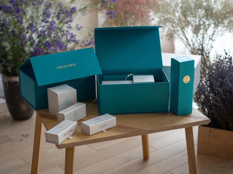 Ексклюзивні коробочки на магніті з логотипом фотографія