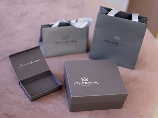 Фірмова упаковка з друком логотипа фотографія