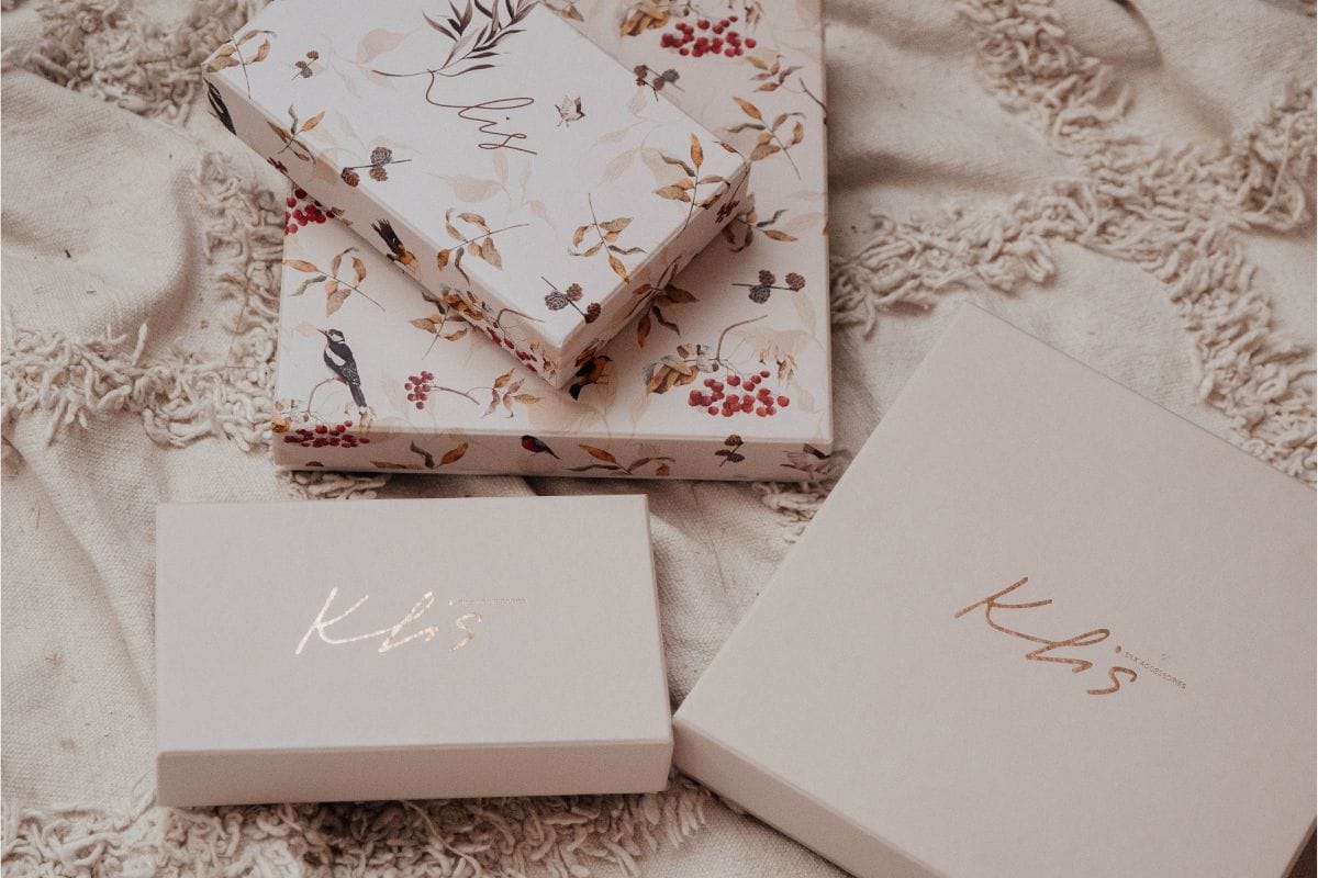 Фірмова упаковка з друком логотипа фотографія