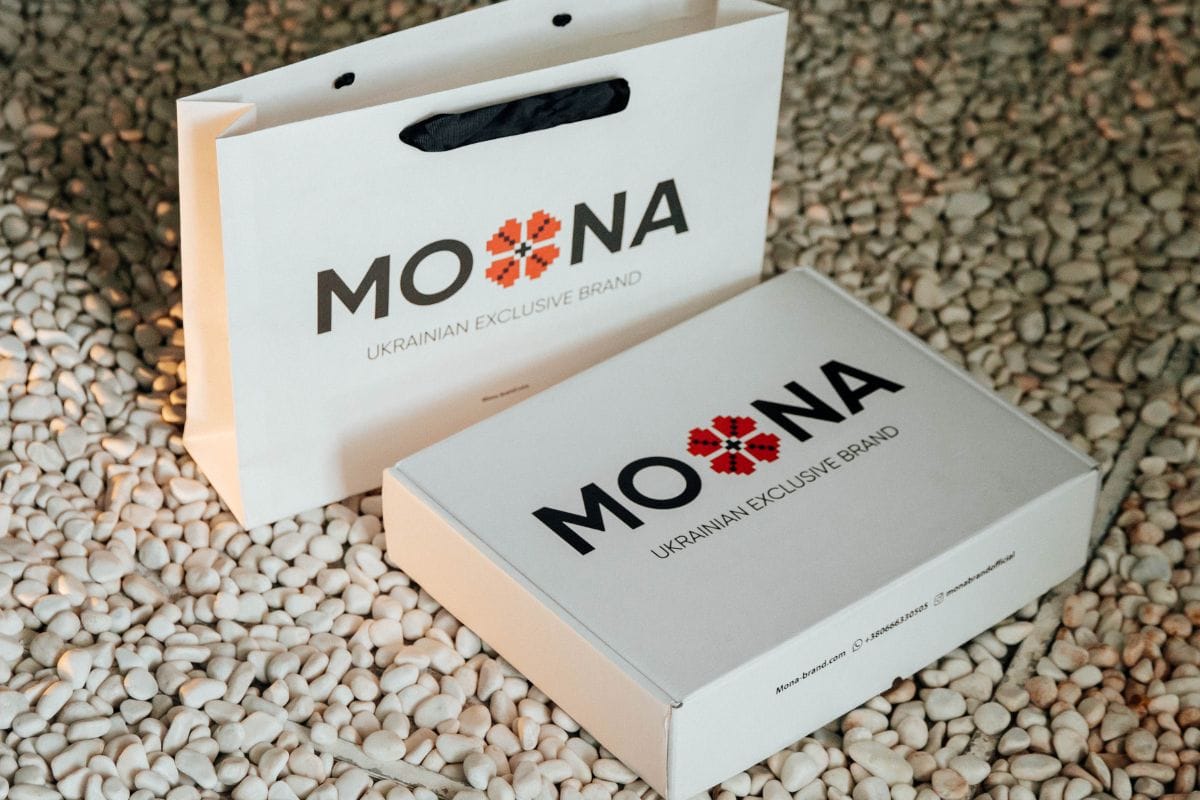 Коробка і пакет для одягу брендовані фотографія