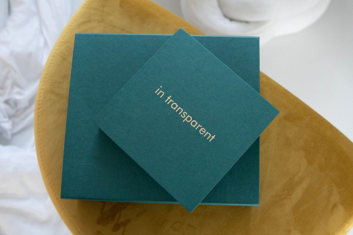 Коробки зелені з друком фотографія