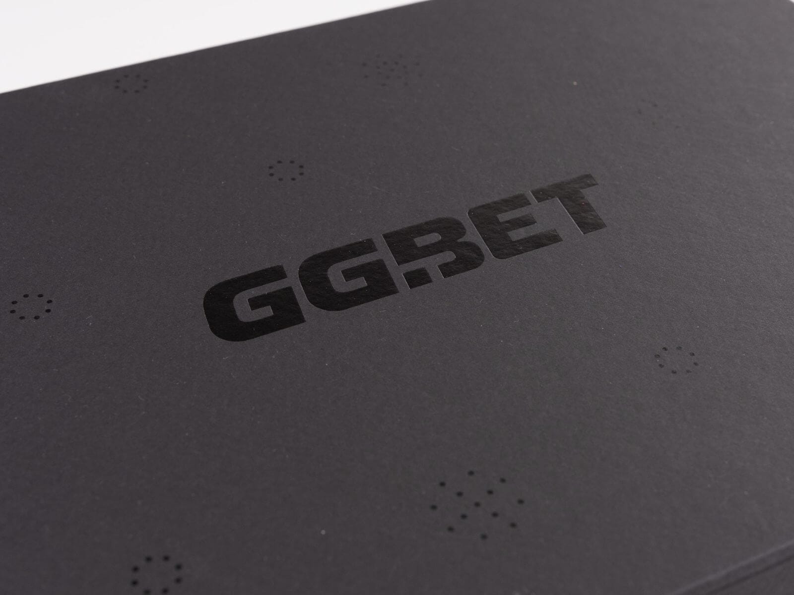 Приклад уф лак друку логотипа на коробці фото