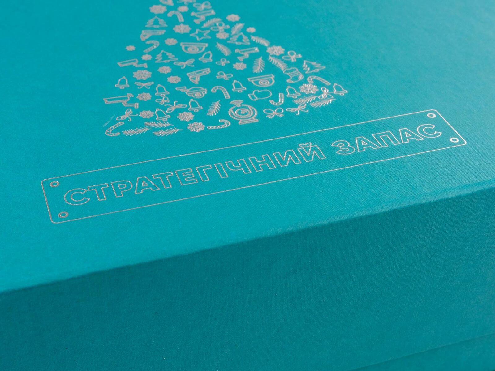 Тиснення логотипу на коробці срібною глянцевою фольгою