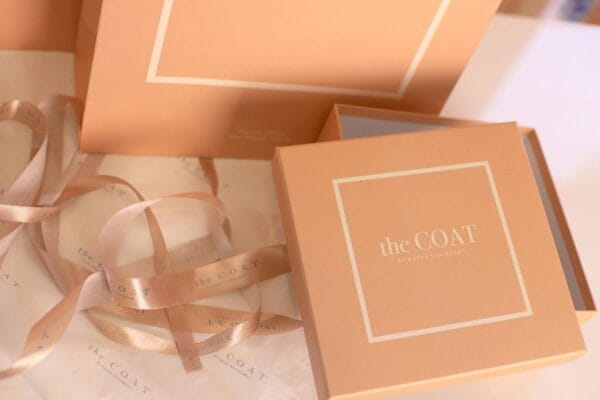 Коробка з брендованою атласною стрічкою фотографія