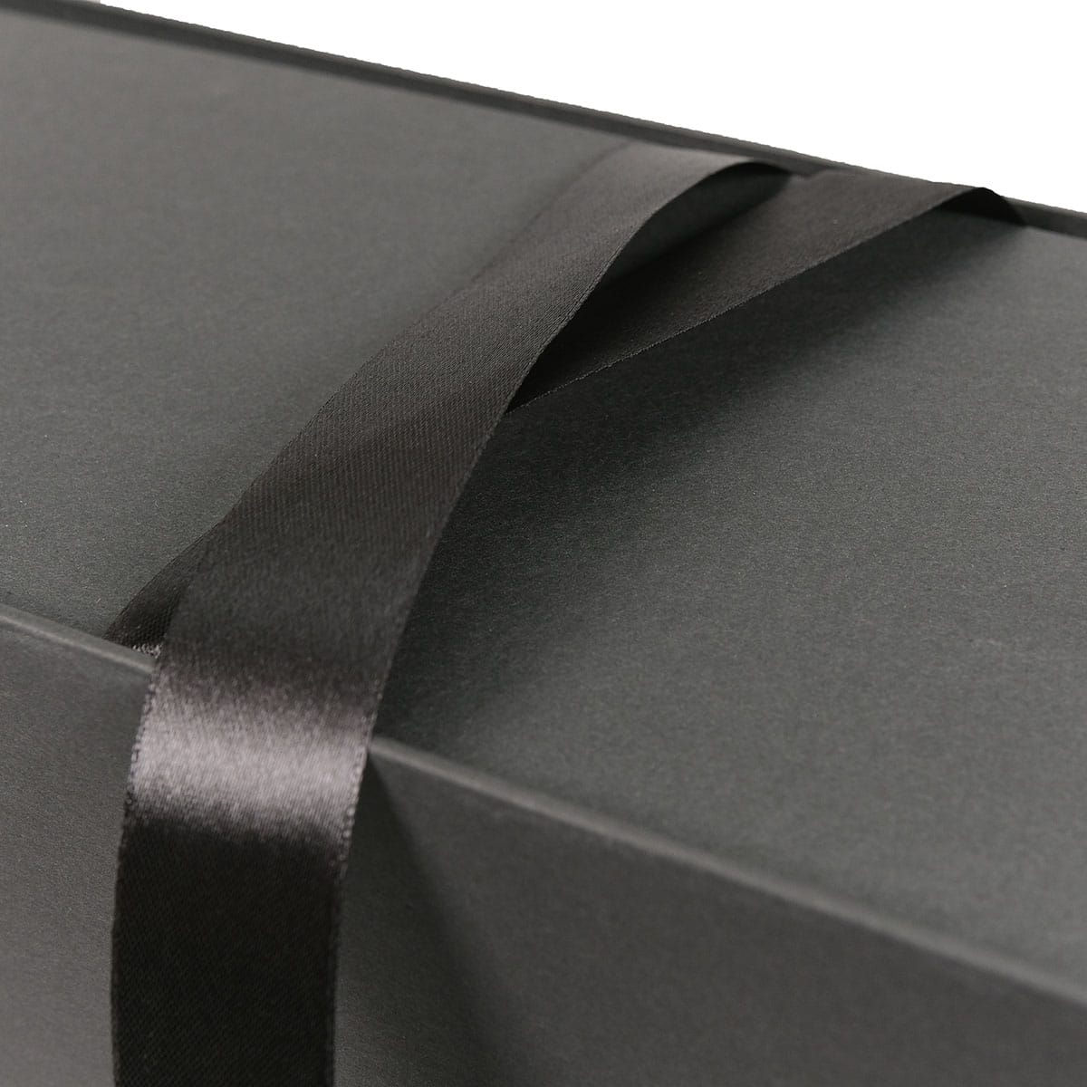 Стрічка атласна чорна на коробці фото