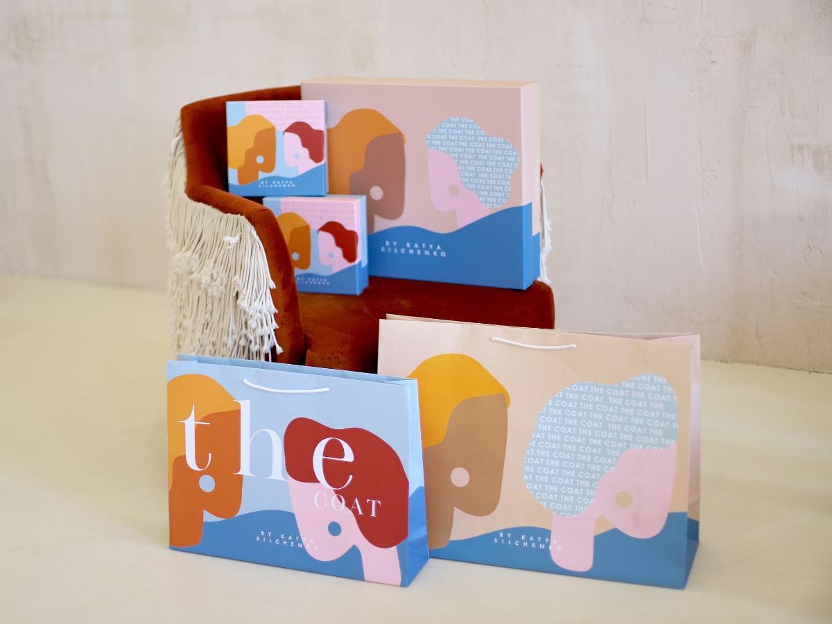 Оригінальні пакети з фірмовим логотипом фотографія