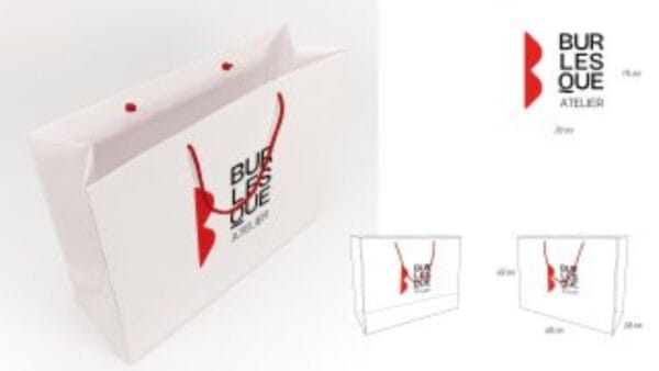 Пакет білий паперовий з ручками фотографія