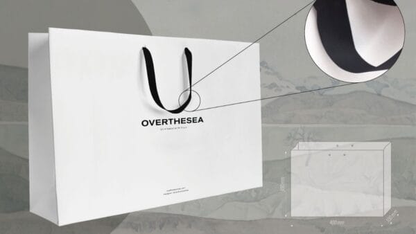 Пакет брендований з офсетного паперу для одягу фотографія