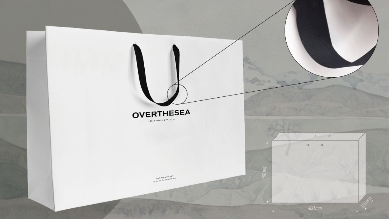 Пакет брендований з офсетного паперу для одягу фотографія