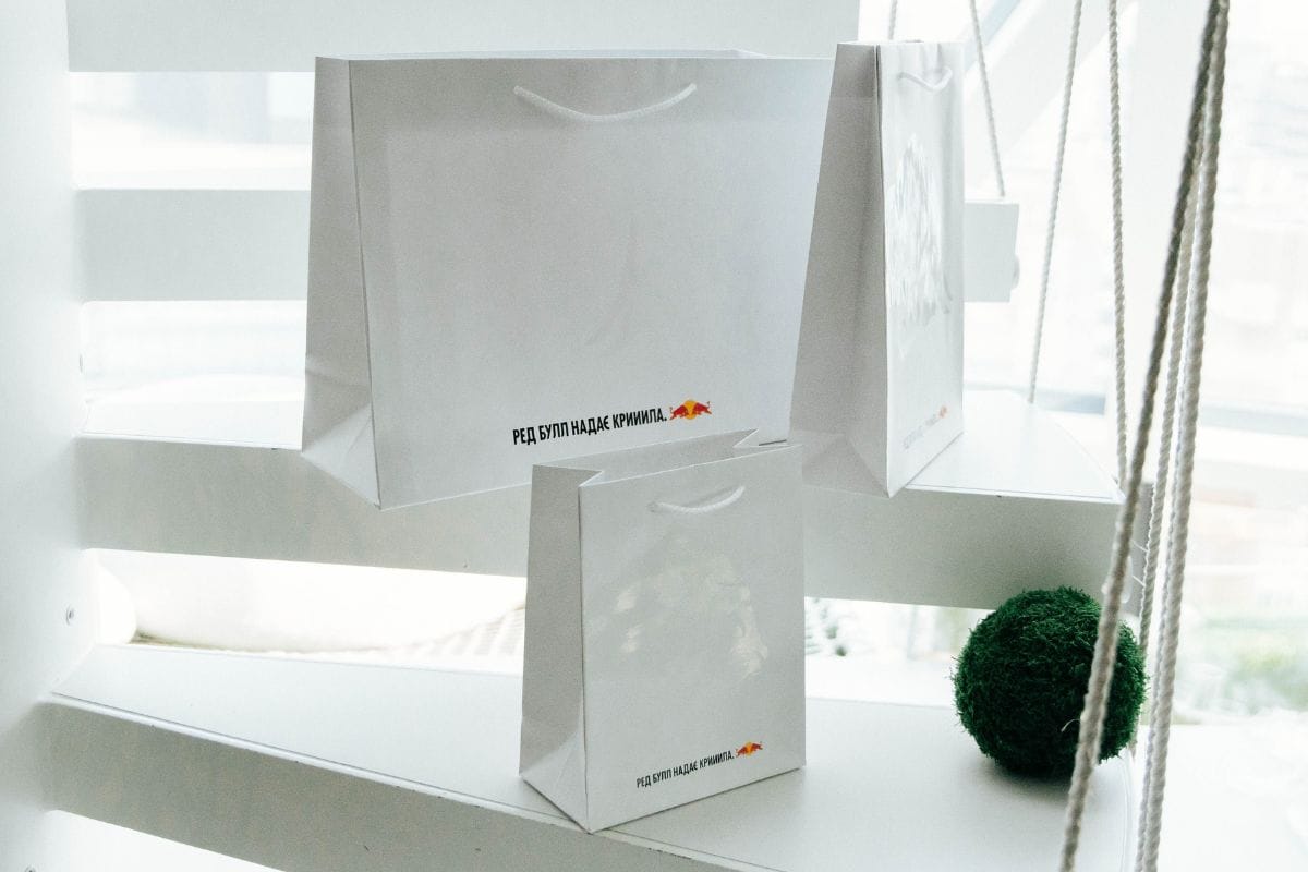 Пакети оригінальні білі з друком логотипа фотографія