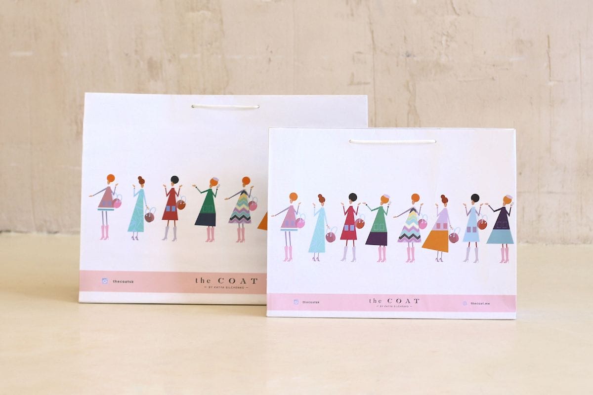 Упаковка для одягу пакети з ручками фотографія