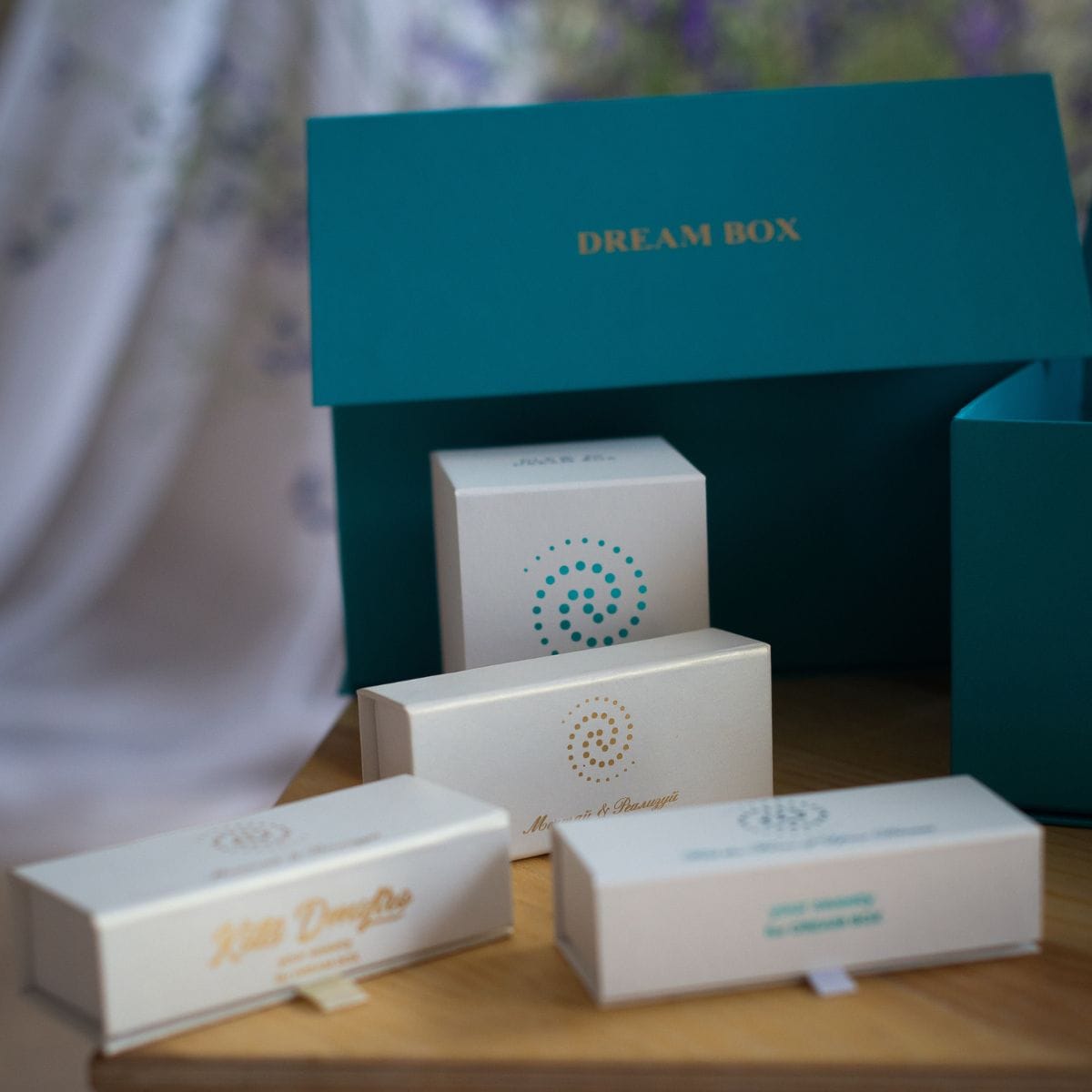 Виготовлені на замовлення брендовані коробки з магнітом зображення